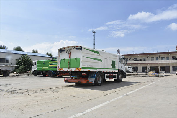 東風福瑞卡滾掃式吸塵車原理