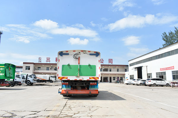 三利東風福瑞卡滾掃式吸塵車廠家